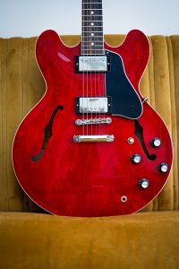 2023-Gibson-ES-335-02-200x300.jpg